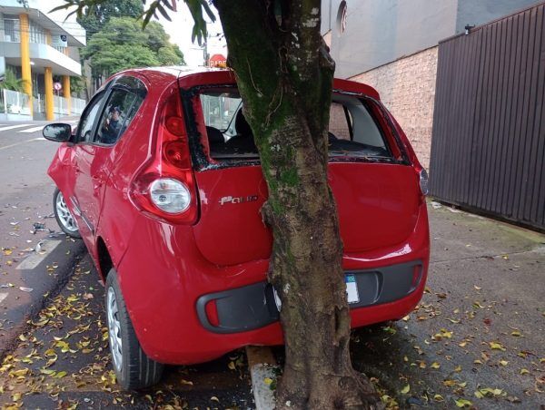 Carro é encontrado batido no Centro de Lajeado 