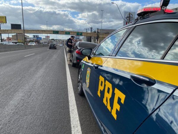 PRF multa 2,7 mil motoristas por excesso de velocidade no feriadão 