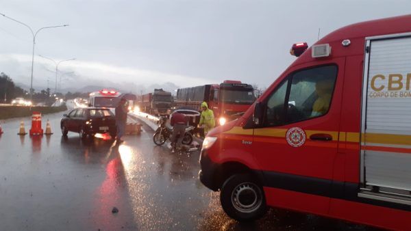 Acidente deixa motociclista ferida na BR-386, em Lajeado