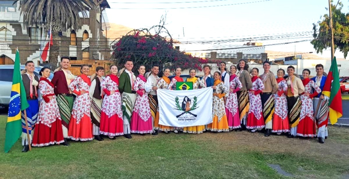 Grupo tradicionalista representa a região em festival de dança na Europa