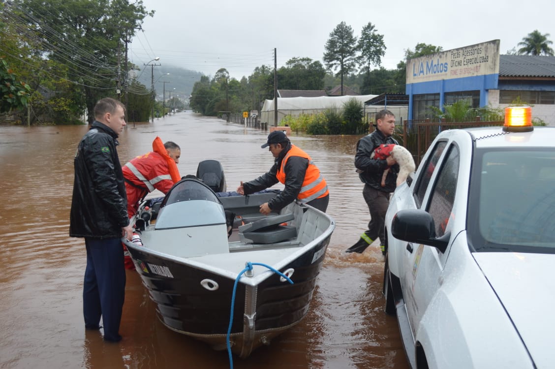 Chuva causa bloqueios no trânsito e mobiliza a Defesa Civil em Teutônia