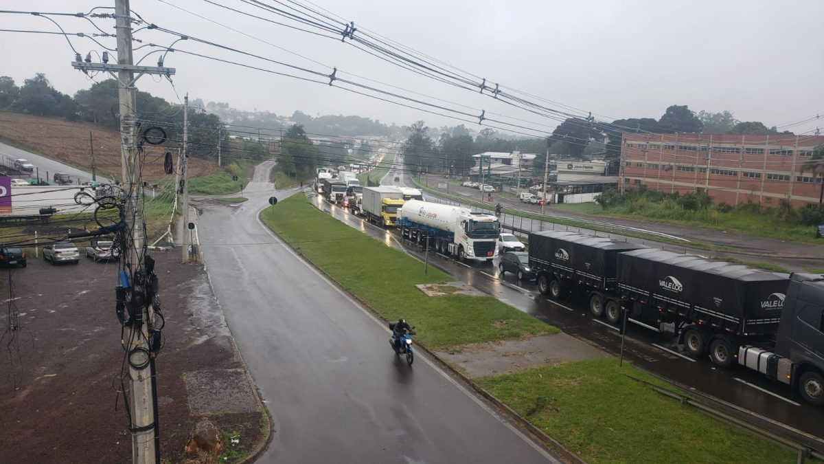Congestionamento em Estrela. (Foto: Jhon Willian Tedeschi)