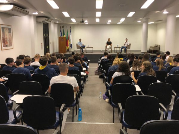Estudantes do Gustavo Adolfo promovem exposição de empreendedorismo