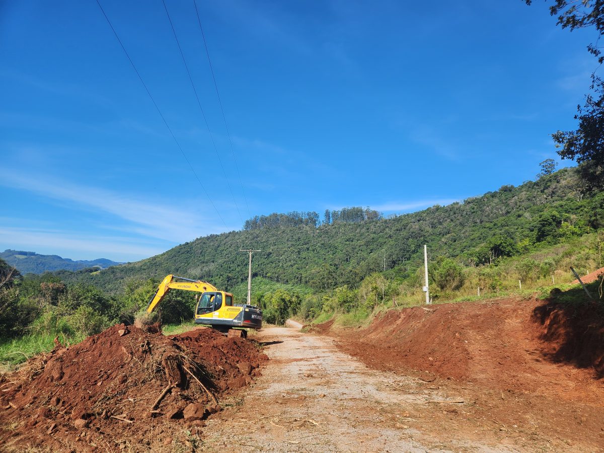 Máquinas priorizam recuperação de estradas gerais em Marques de Souza