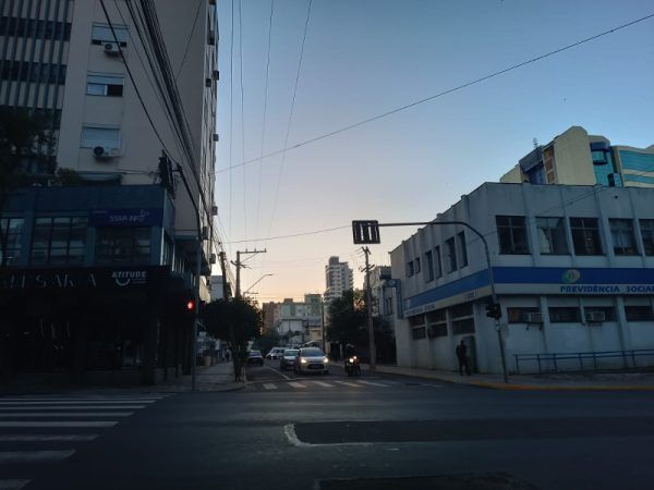 Tempo segue firme e configura dia ensolarado no Vale