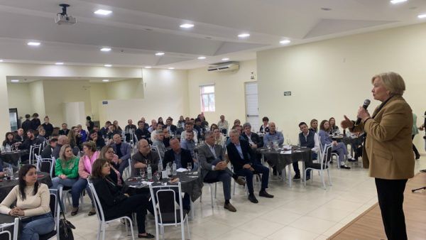 Ana Amélia Lemos ressalta gestão eficiente para superar crise em cooperativas