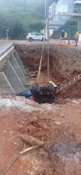 Carro cai em cratera aberta na Décio Martins Costa