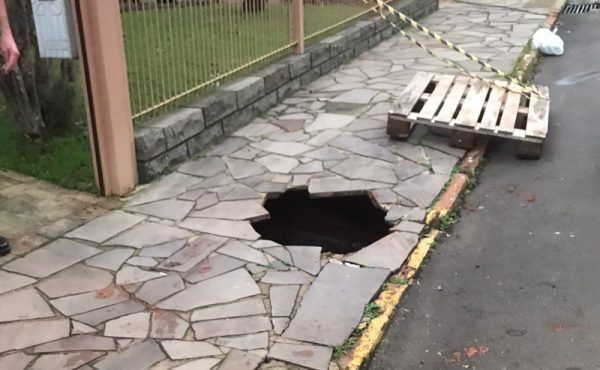 Calçada cede em Estrela e mulher cai em buraco