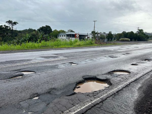 Após chuva, buracos na 453 desafiam motoristas