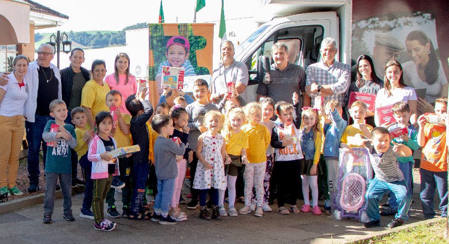 Criança Dália doa jogos, materiais e leite para escolas