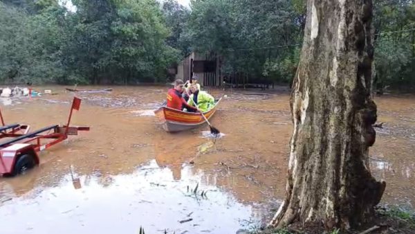 Dois idosos são resgatados de enchente em Estrela