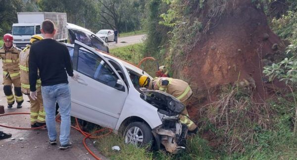 Acidente deixa mulher presa às farragens em Capitão