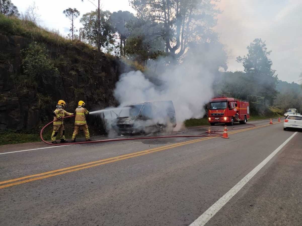 Veículo de Cruzeiro do Sul incendeia na ERS-129, em Vespasiano Corrêa