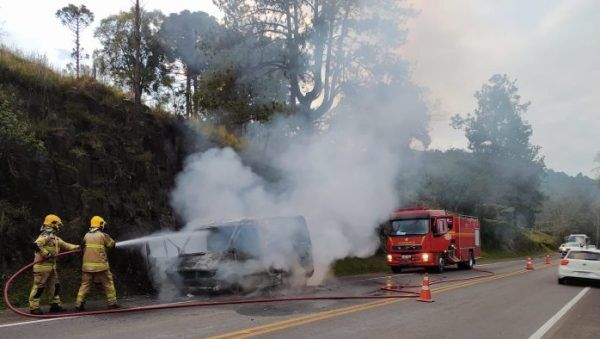 Veículo de Cruzeiro do Sul incendeia na ERS-129, em Vespasiano Corrêa