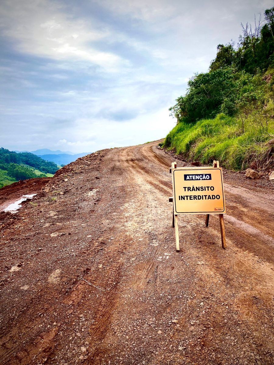 Estrada é interditada em Picada Jararaca