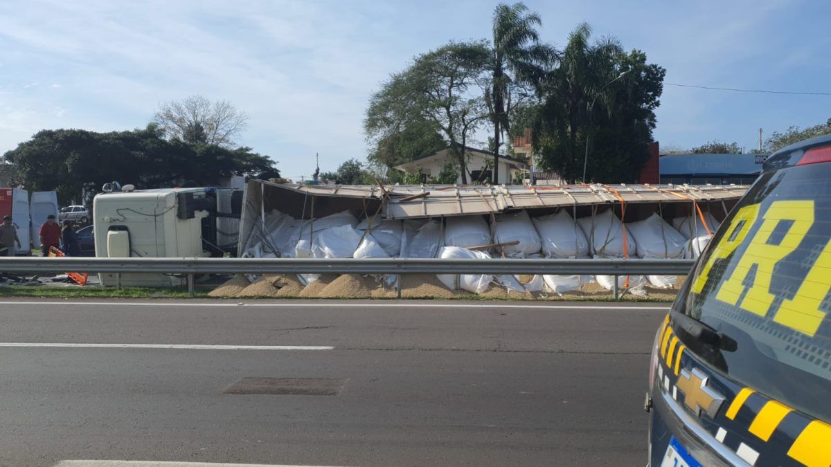 Carreta tomba e causa lentidão na BR-386, em Estrela