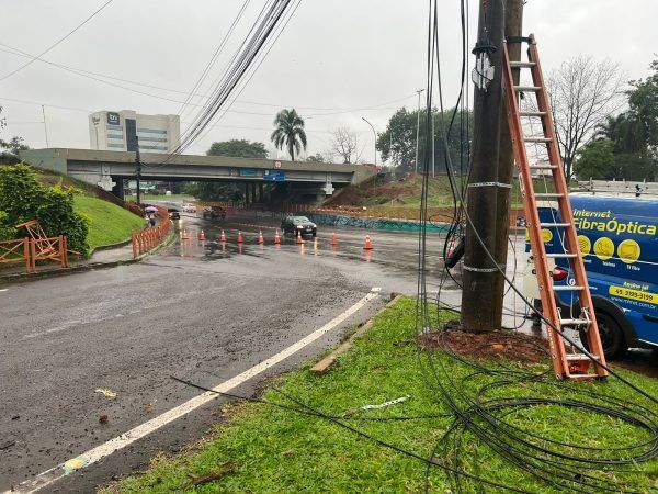 Bloqueio é mantido em uma das saídas à BR-386 após queda de postes