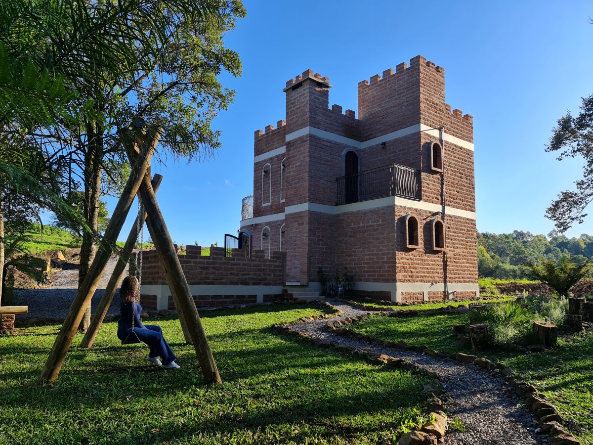 Morro Reuter tem pousada temática em formato de castelo