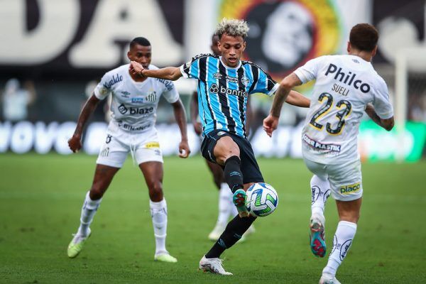 Grêmio leva virada do Santos e cai para 5º no Brasileiro