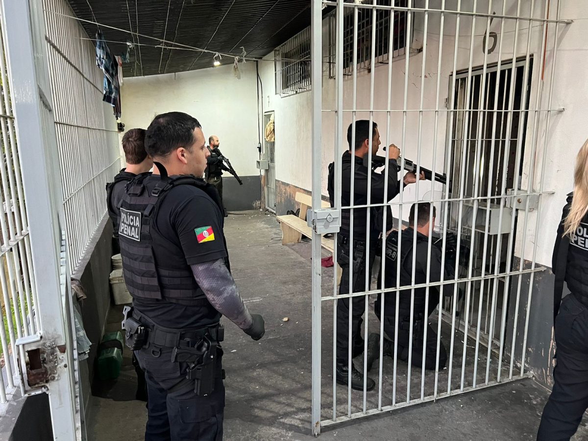 Polícia revista presos em operação contra suspeitos de atentado