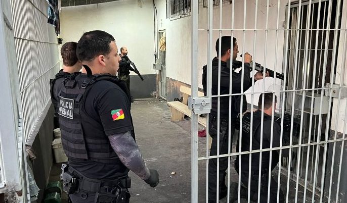 Polícia revista presos em operação contra suspeitos de atentado