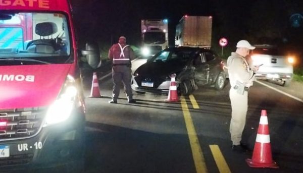 Caminhão desce barranco de três metros após colisão frontal na 453, em Westfália