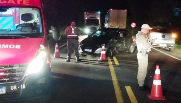 Caminhão desce barranco de três metros após colisão frontal na 453, em Westfália