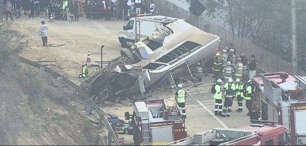 Ônibus com torcedores do Corinthians capota e sete pessoas morrem