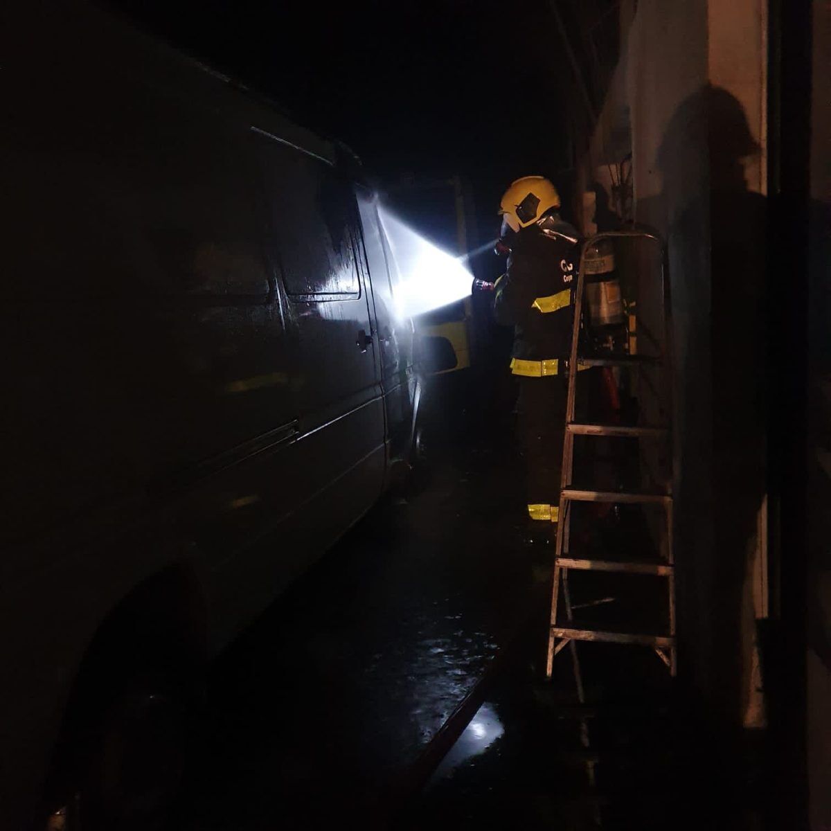 Incêndio atinge veículos em oficina de Venâncio Aires