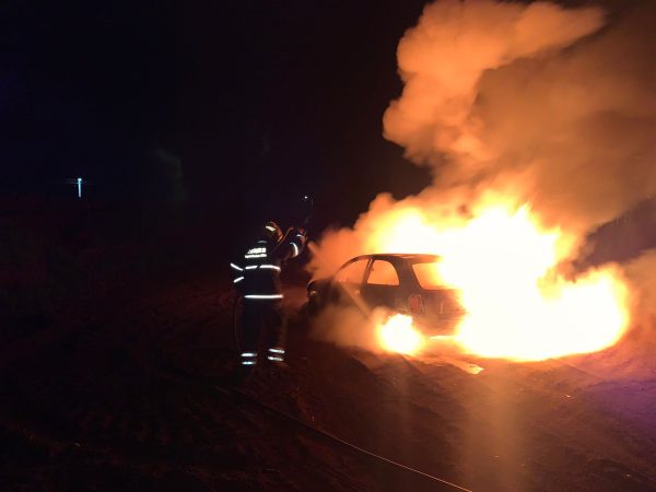 Carro pega fogo em Cruzeiro do Sul