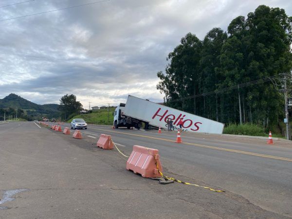 Caminhão sai de pista na BR-386, no acesso a Forquetinha