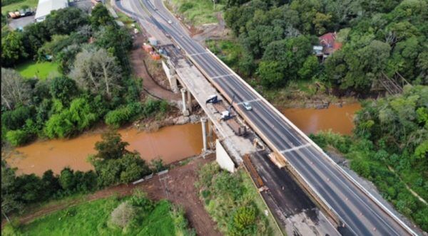 CCR ergue vigas na ponte sobre o Arroio Forquetinha nesta quinta