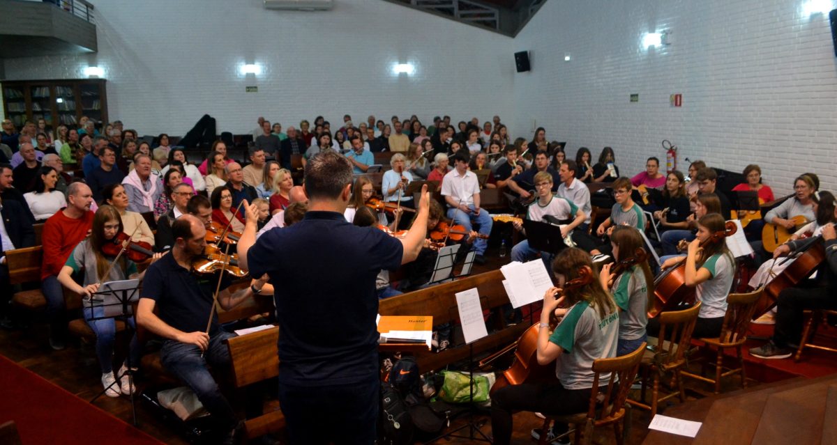 Ieclb Lajeado sedia encontro com 100 instrumentistas e cantores