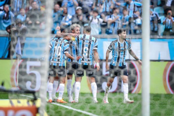 Grêmio vence o Fluminense e volta a vice-liderança do Brasileirão