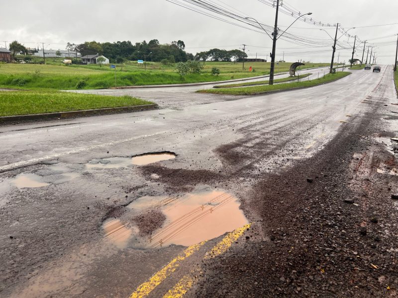 Após chuva intensa  no mês, buracos desafiam motoristas