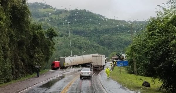 Carreta bloqueia pista na ponte do Fão, em Marques de Souza