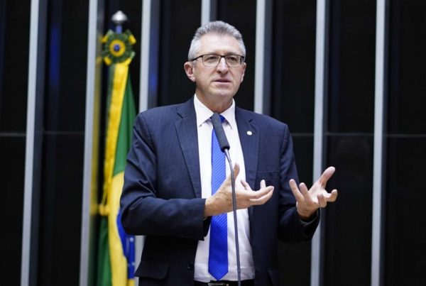 Deputados querem antecipar R$ 100 milhões em emendas para socorrer municípios