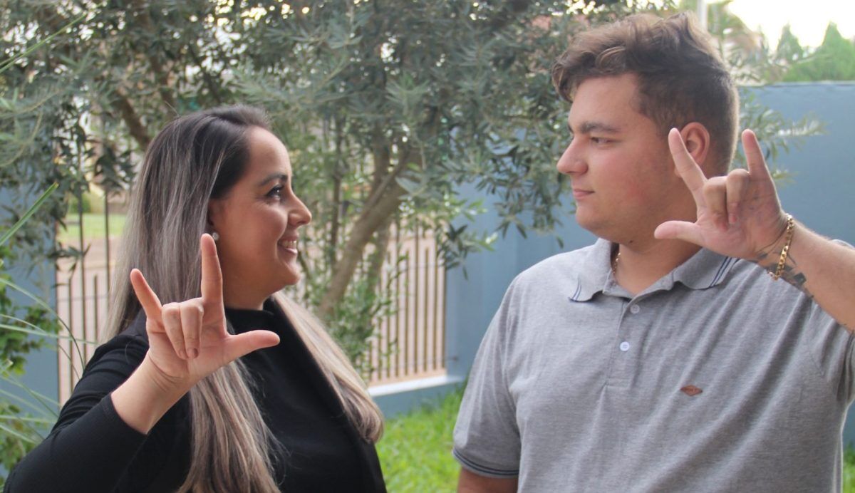 Estudante de libras relata vivencia com filho surdo