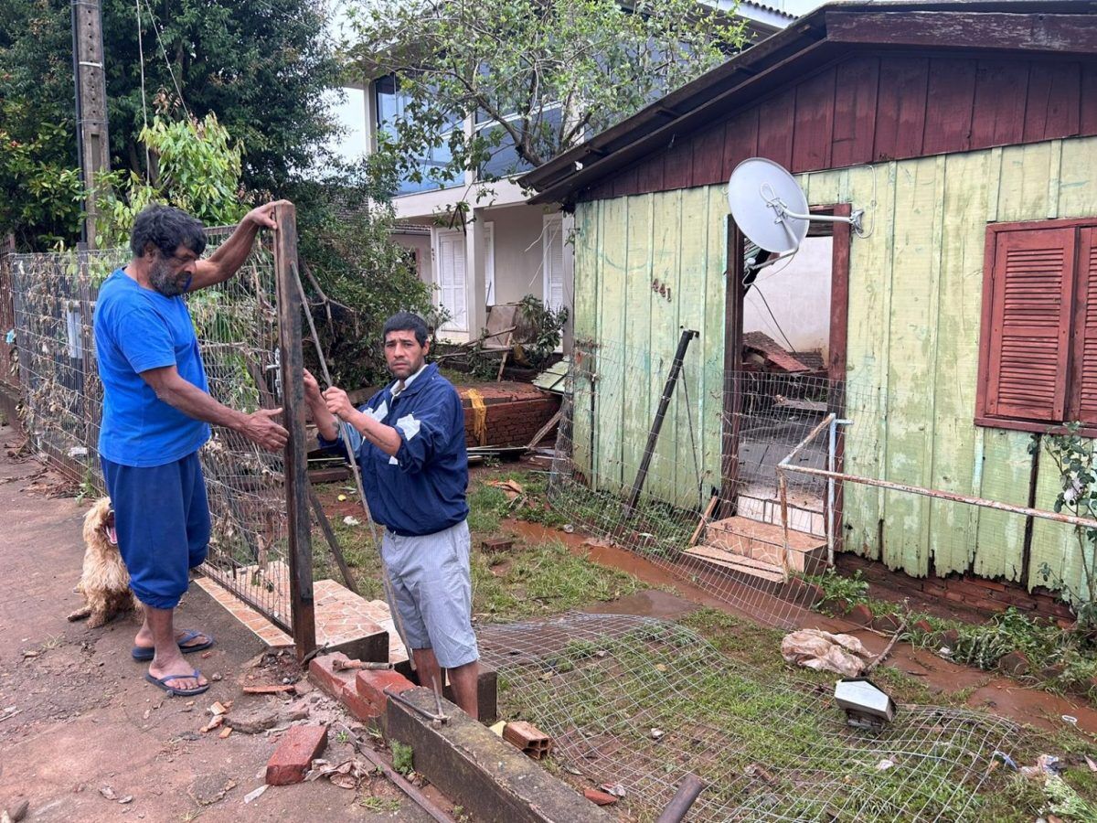 Moradores do bairro das Indústrias relatam perdas por conta da inundação