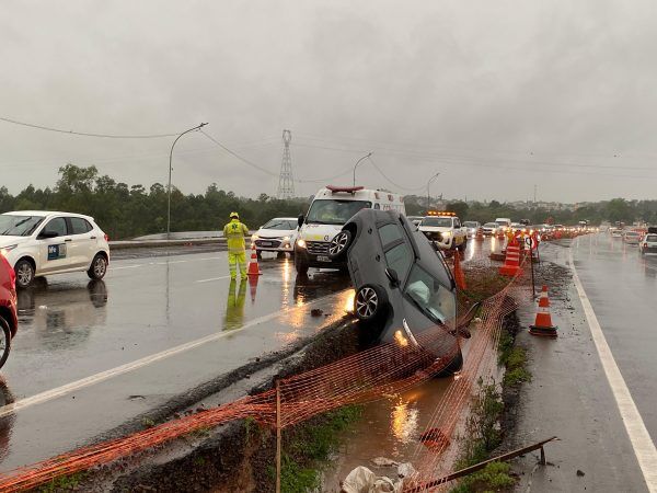 Carro sai da pista e cai em valeta na BR-386