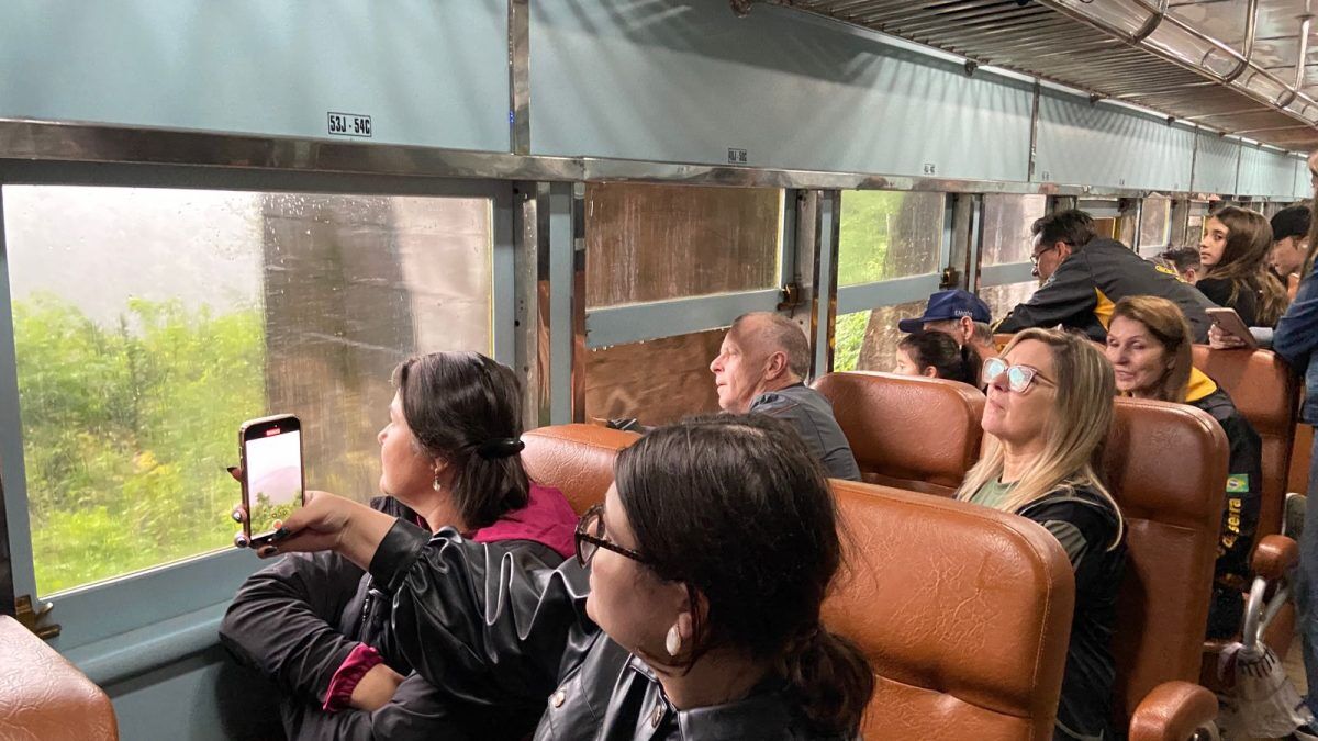 Trem dos Vales volta aos trilhos e movimenta economia local