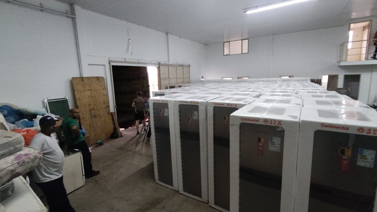 Electrolux doa 111 refrigeradores aos afetadas pela enchente em Arroio do Meio