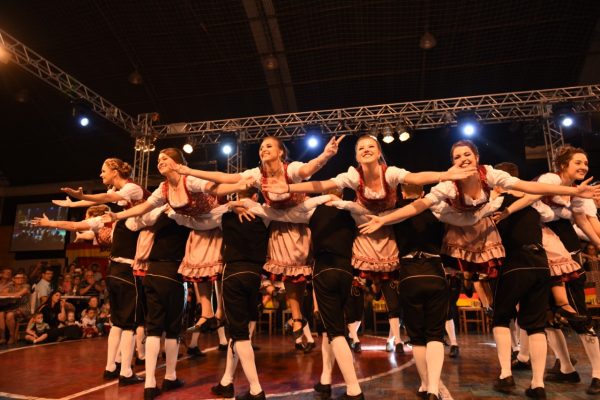 Grupo de Danças Helmuth Kuhn celebra 40 anos com baile beneficente