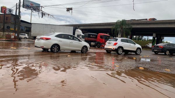 Alagamentos geram transtornos no trânsito em Lajeado