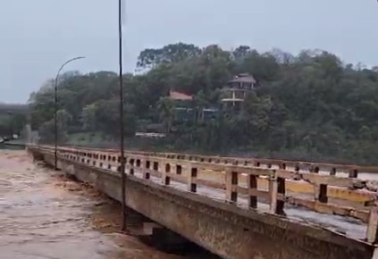 Cheia nos afluentes do Rio Taquari deixa ponte submersa