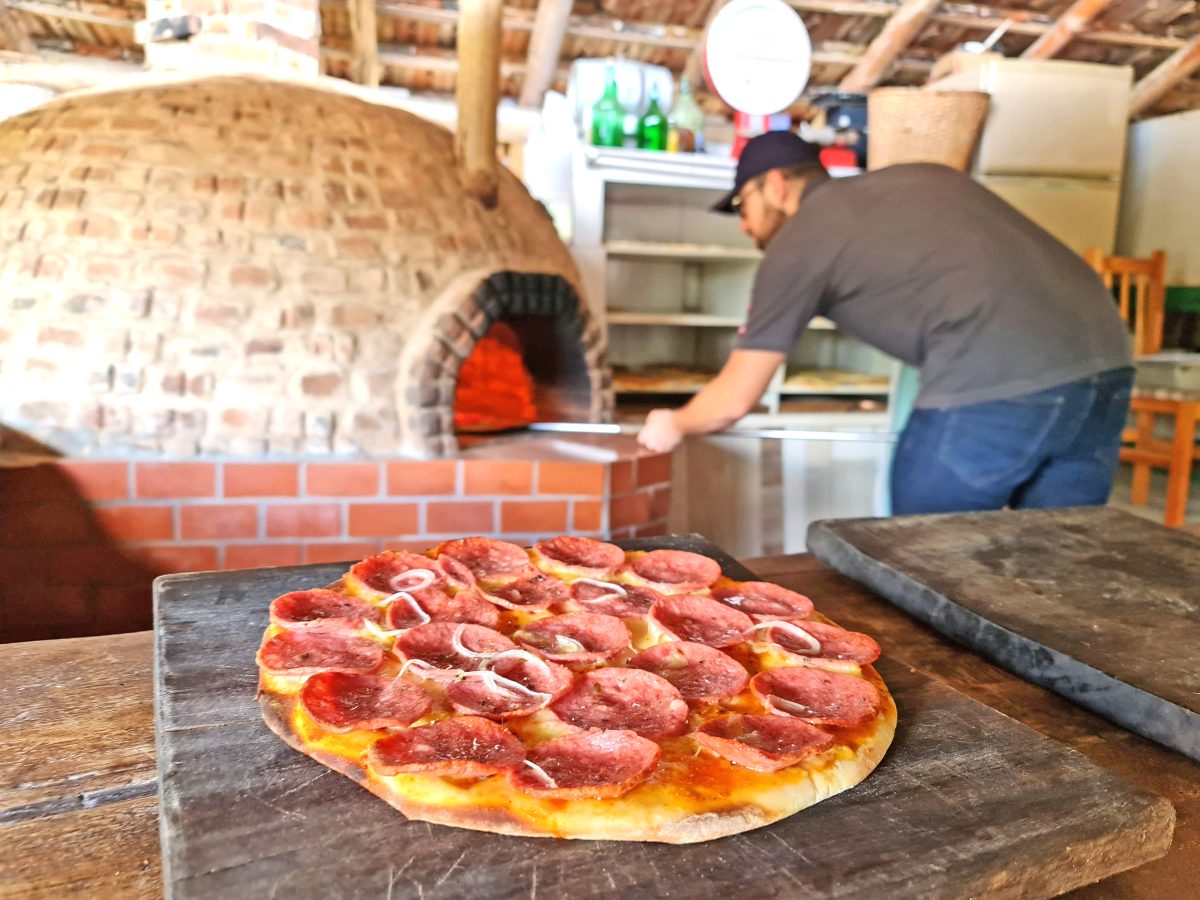 Cascatas, pizzas e história preservada na CASA GOLLIN