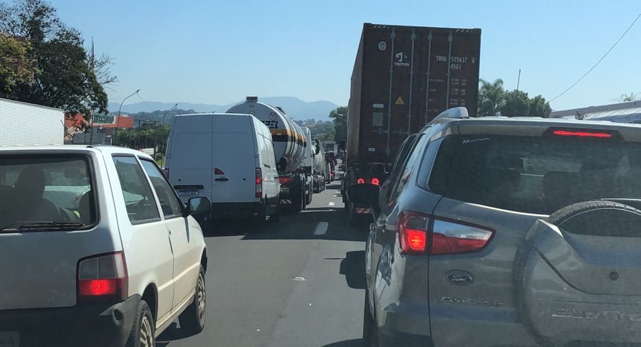 Obras deixam trânsito lento na BR-386, em Estrela