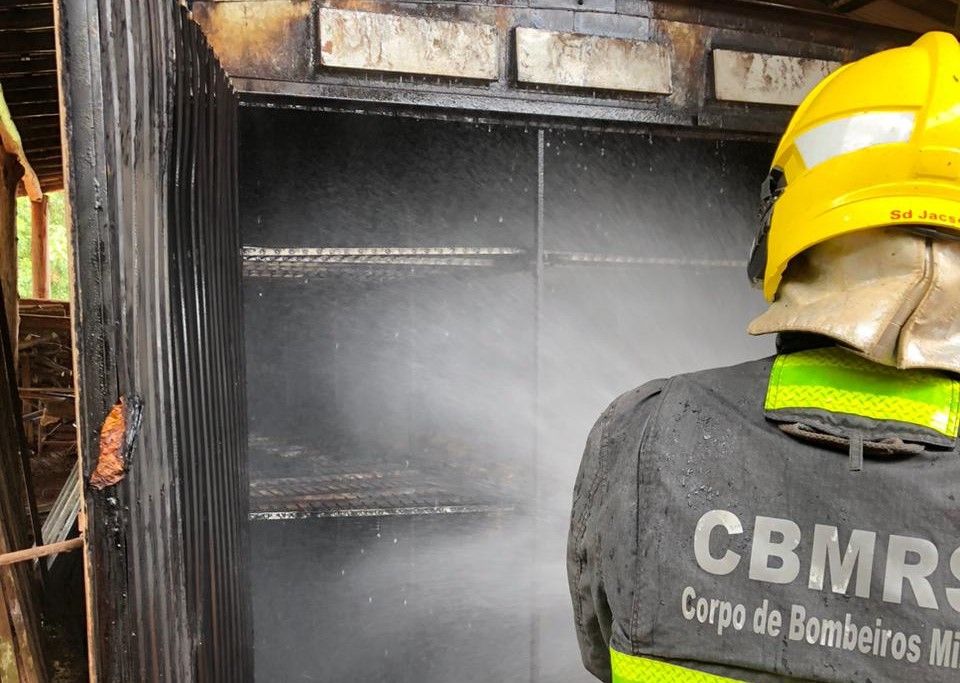 Incêndio atinge estufa de fumo em Mato Leitão