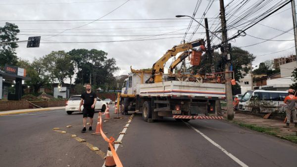 Troca de poste causa transtornos no trânsito em Lajeado