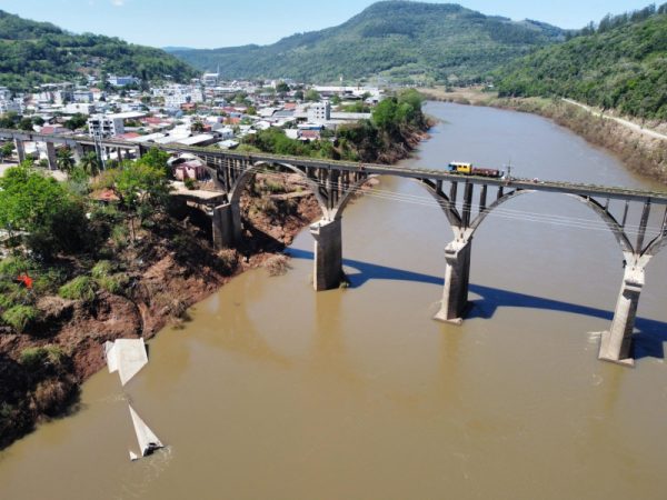 VÍDEO: Rio Taquari recua e destroços de ponte aparecem em Muçum